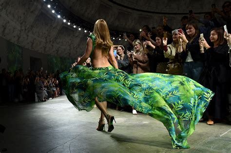 Versace, come è nato l'iconico jungle dress di J. Lo 